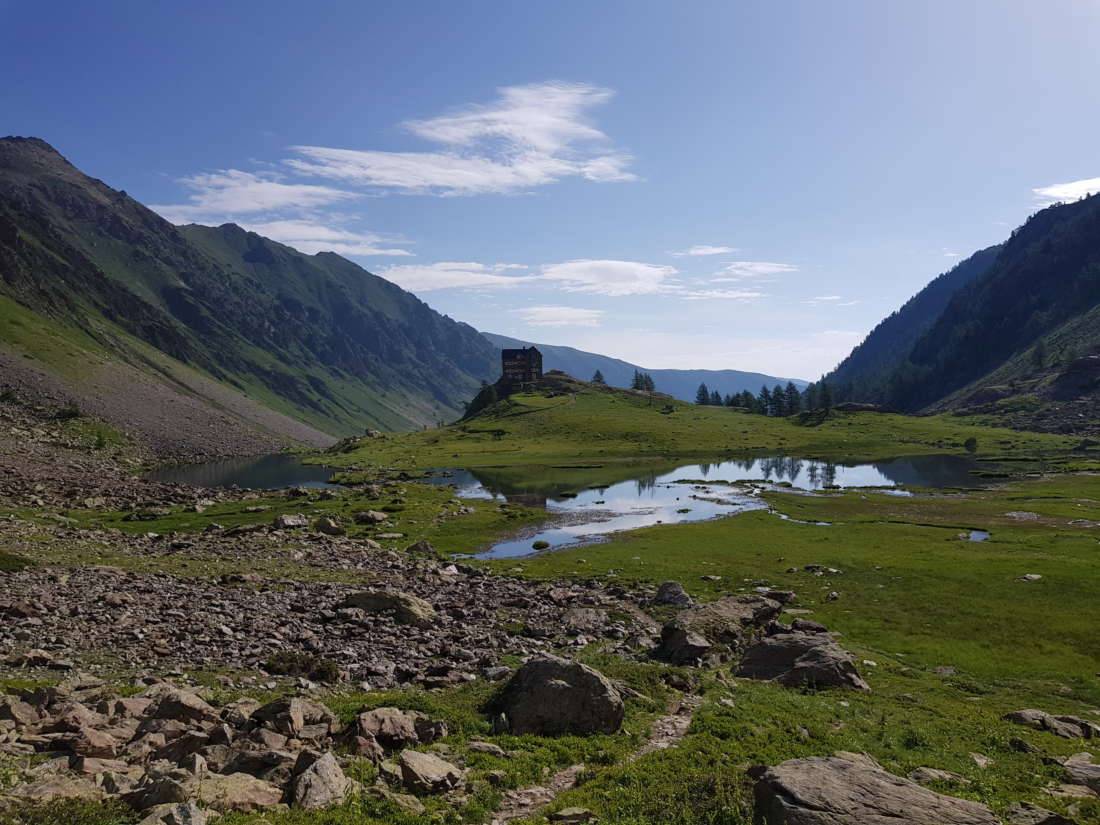 Rifugio-Migliorero-e-Lago-inferiore-dellIschiator