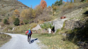 Costruzioni-lungo-lo-sterrato Costruzioni-lungo-lo-sterrato