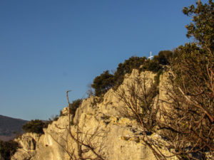 Dalla fine della via, vista sulla vicina croce di vetta Dalla fine della via, vista sulla vicina croce di vetta