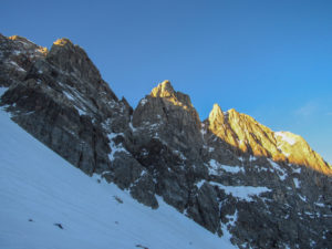 Tra la cima Tino Prato (sinistra) e Armusso (a destra, già la prima al sole) si sviluppa la via alpinistica chiamata "canale dei pancioni" Tra la cima Tino Prato (sinistra) e Armusso (a destra, già la prima al sole) si sviluppa la via alpinistica chiamata "canale dei pancioni"