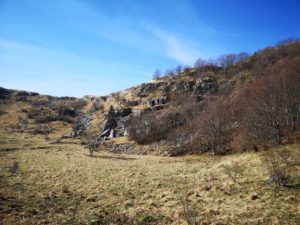 San Lorenzo - depressione erbosa con i resti di una antica area di sosta dei pastori San Lorenzo - depressione erbosa con i resti di una antica area di sosta dei pastori