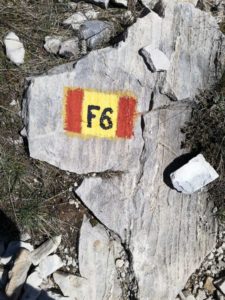 Il segnavia del sentiero di salita Il segnavia del sentiero di salita