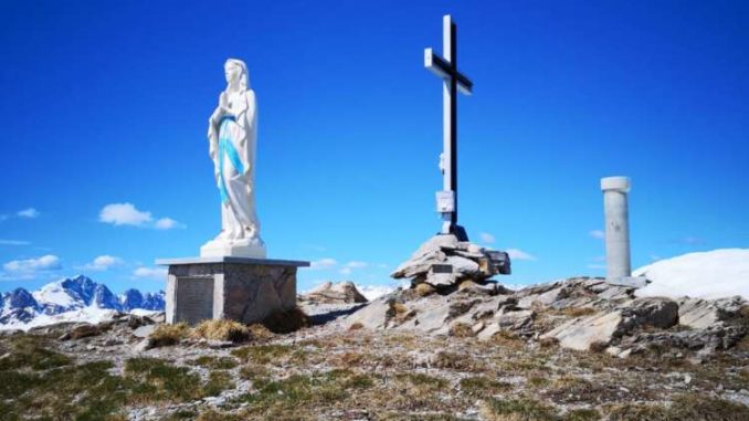 La croce e la statua di vetta